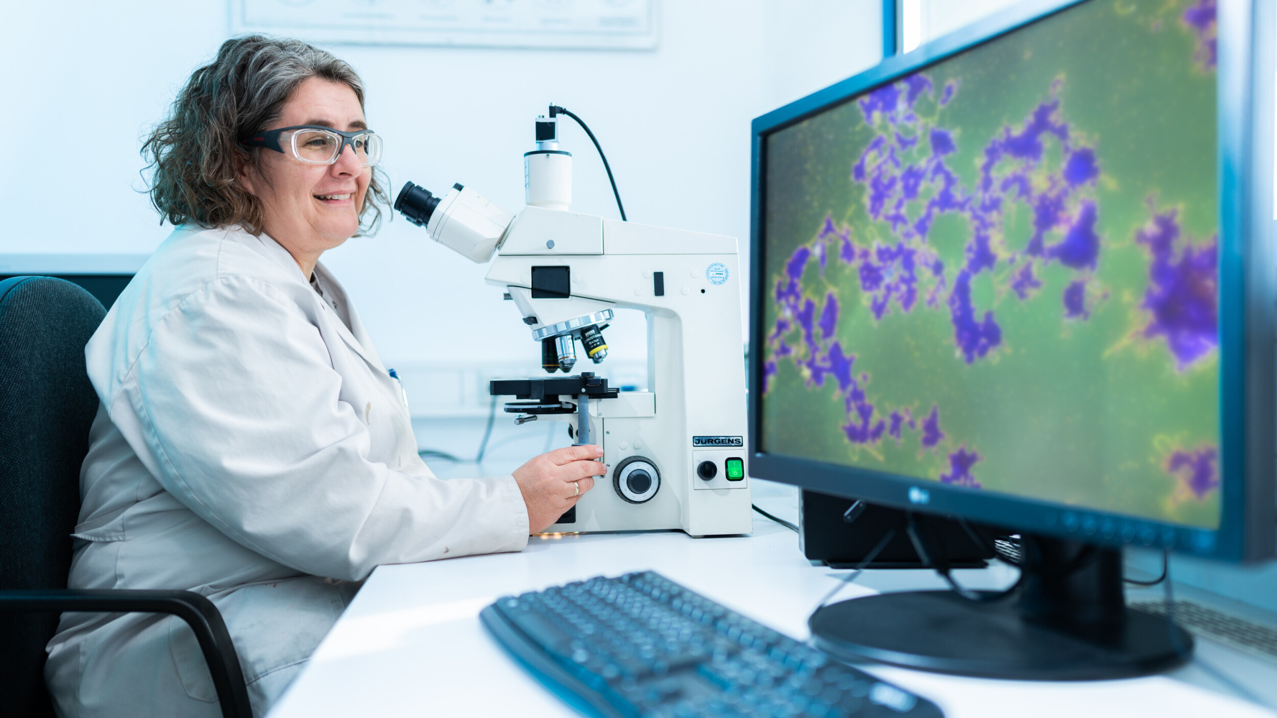 Abwasserlabor OOWV Mikroskop und Bildschirm