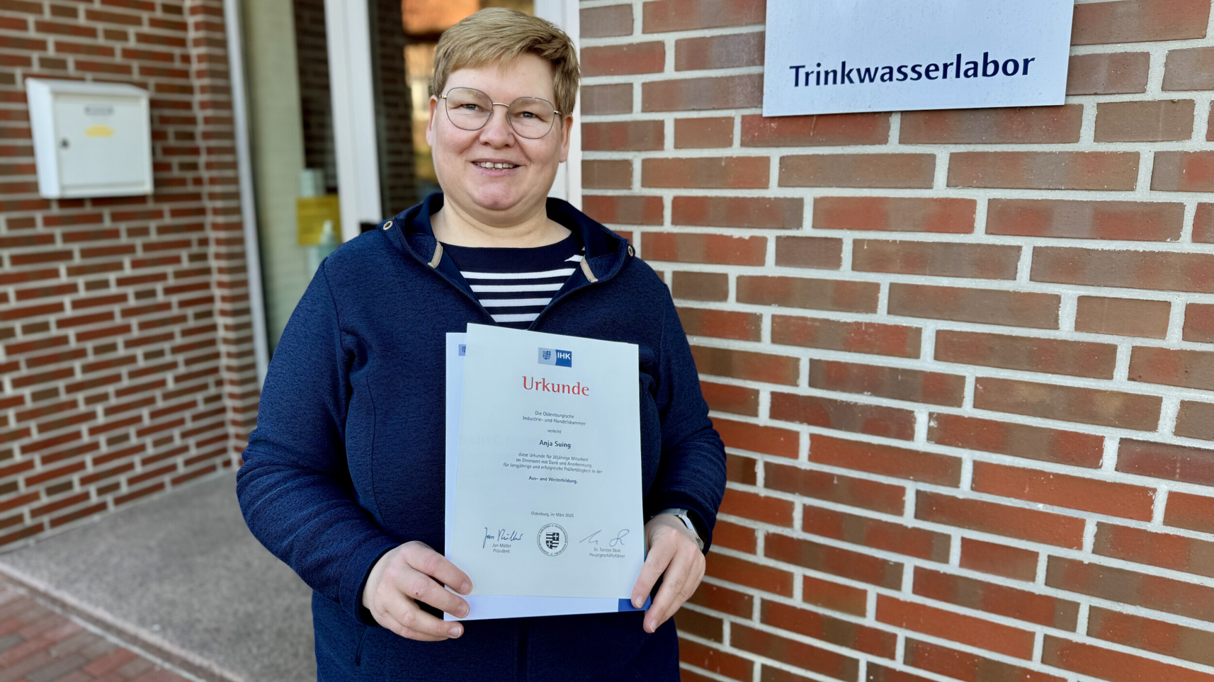 OOWV Kollegin mit Urkunde