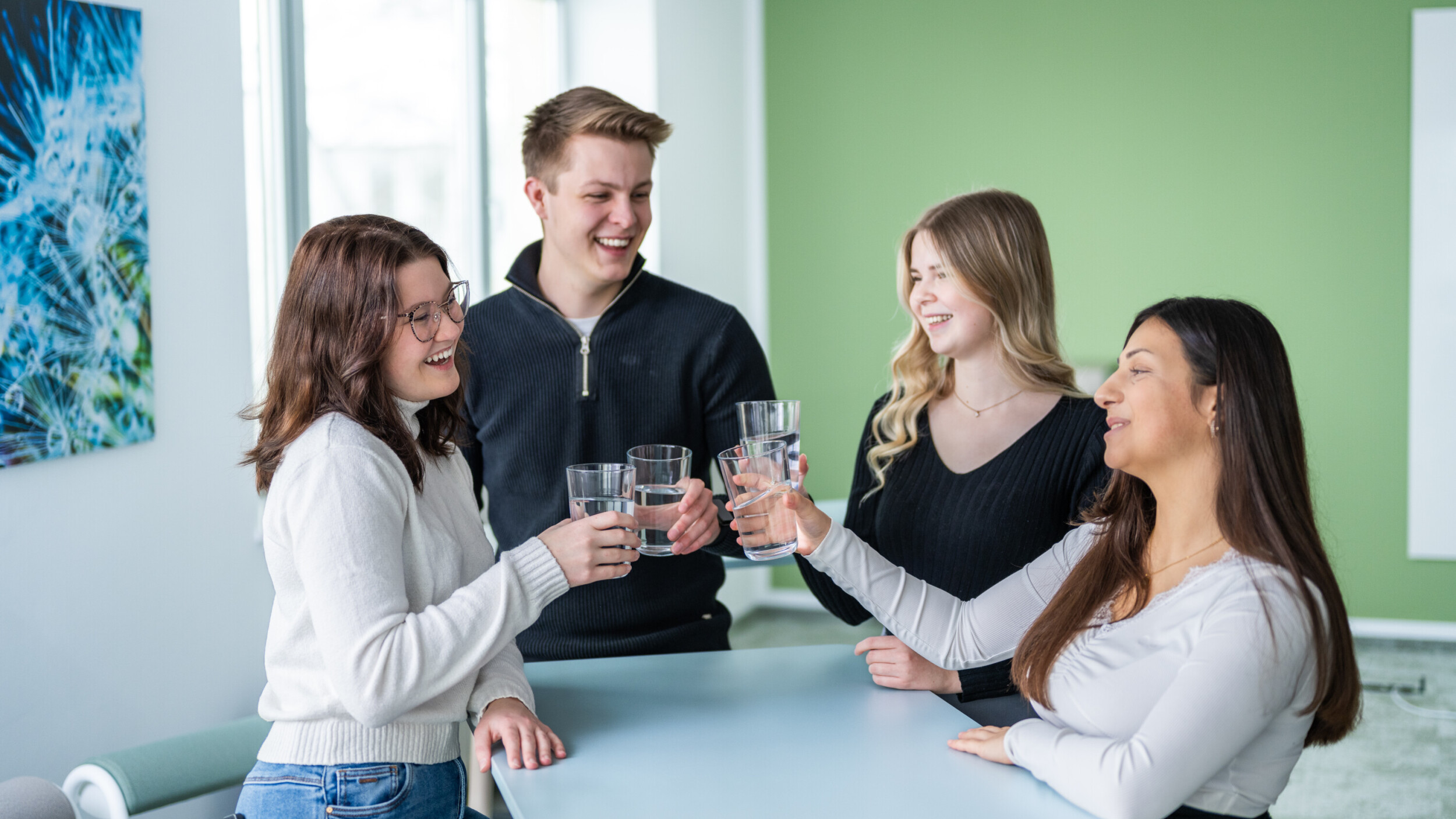 OOWV Daseinsvorsorge Mitarbeitende mit Glas Wasser