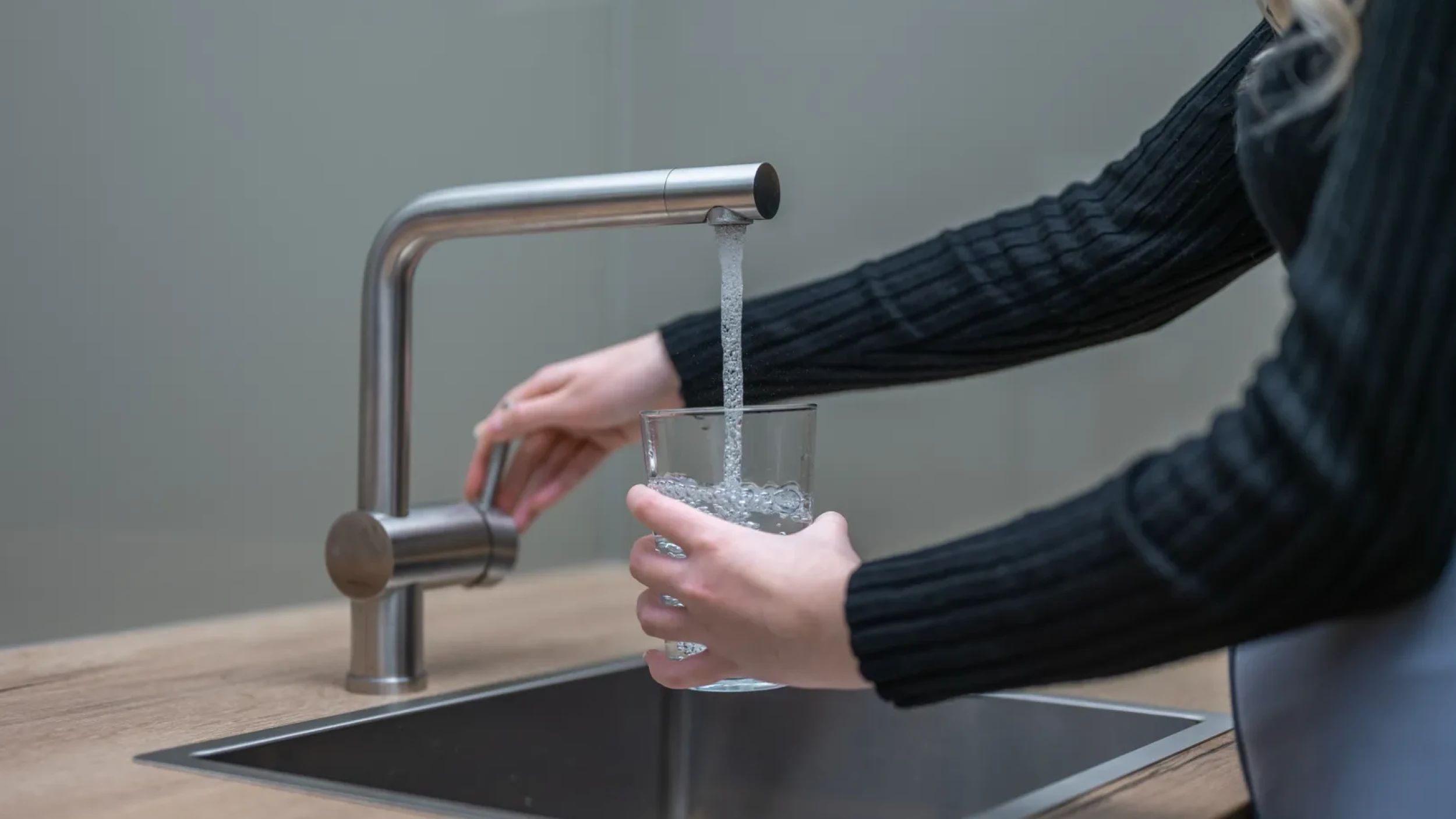 Wasser aus dem Wasserhahn