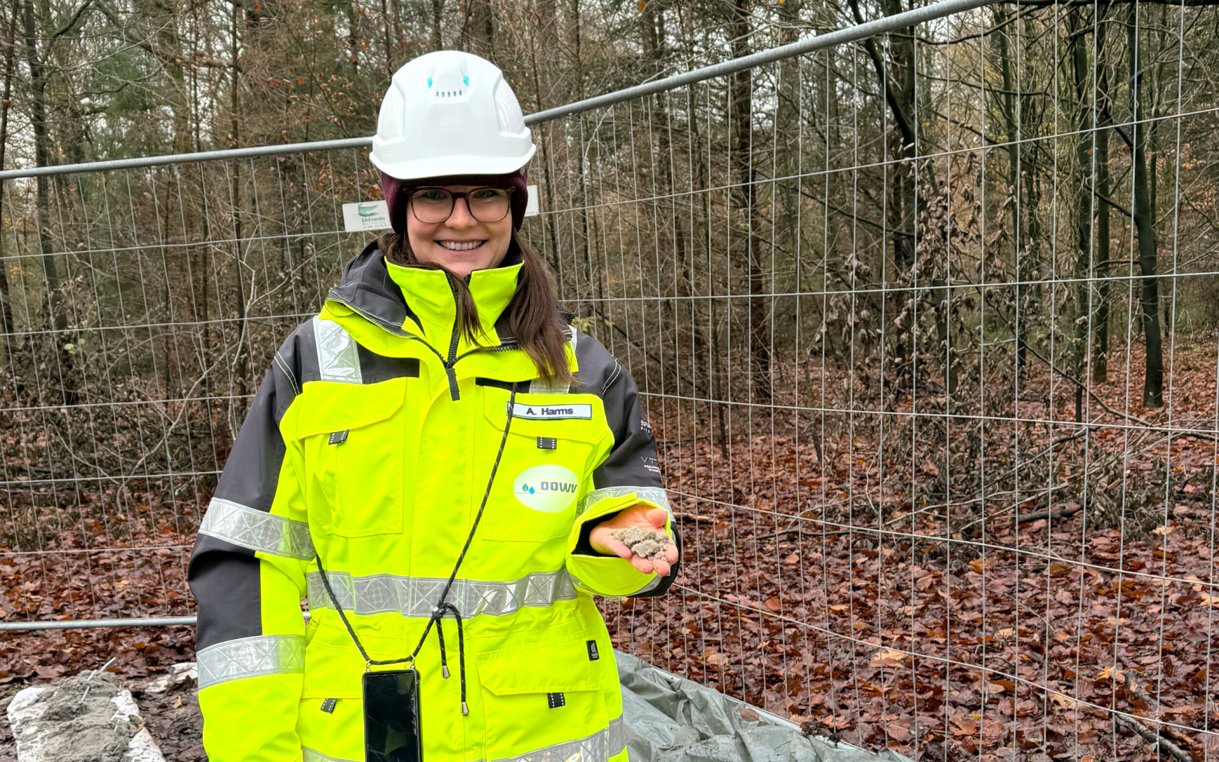 Projektleiterin Alina Harms zeigt Bodenproben.