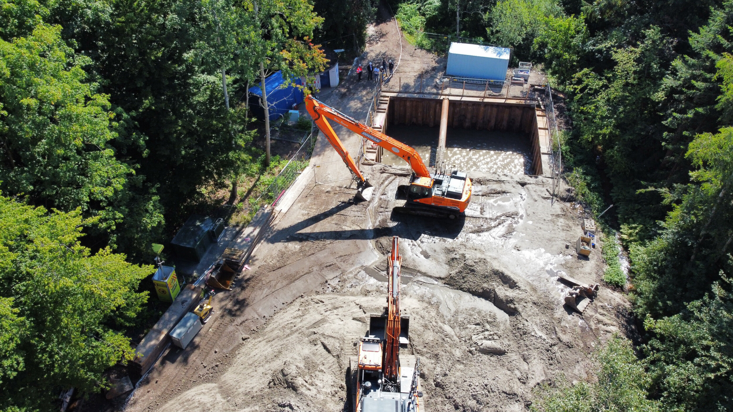Ein Luftbild zeigt die Baustelle für das neue Abwasserpumpwerk an der Schleuse Oldenburg