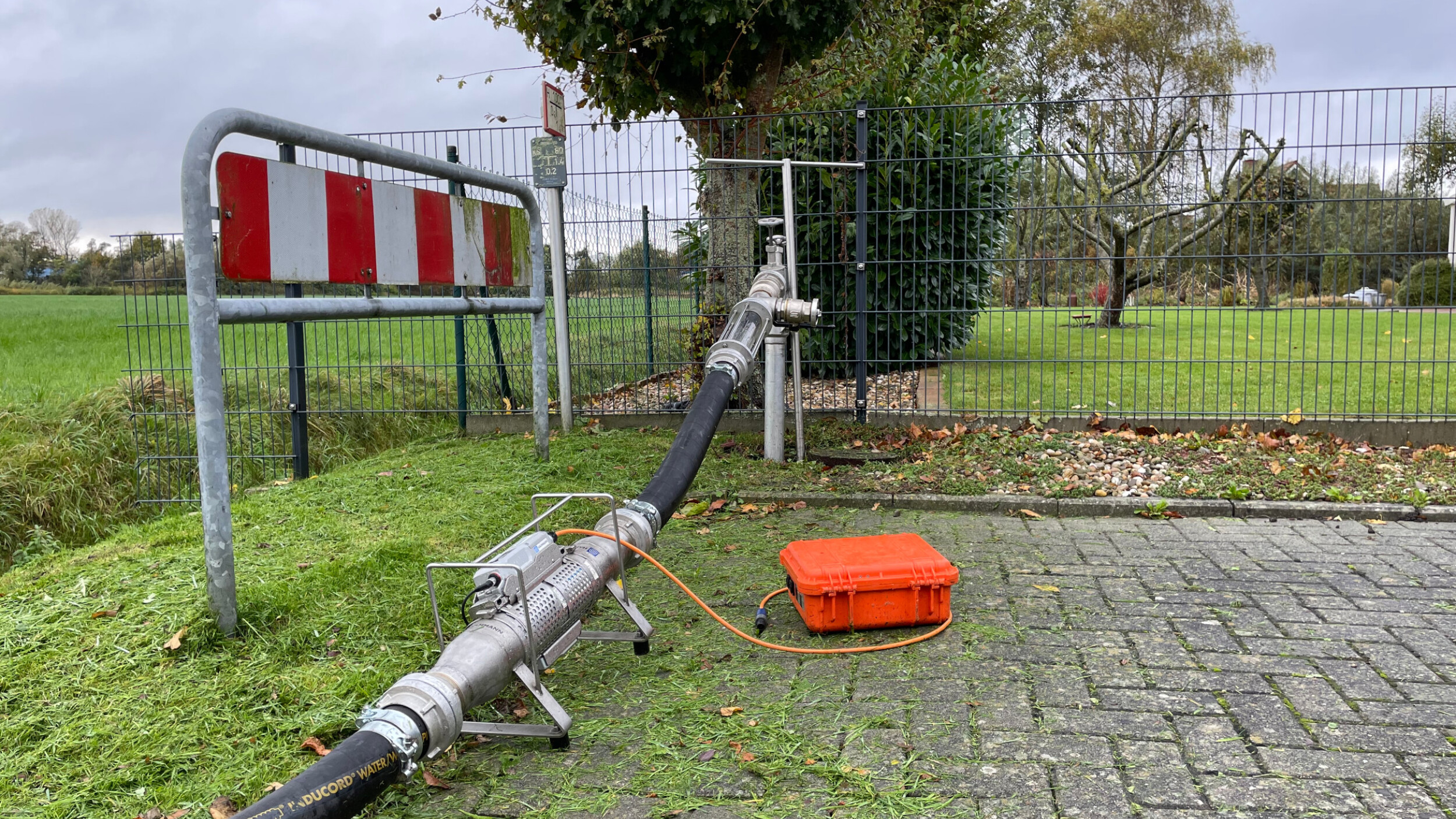 Am Ende der Spülstrecke steht ein Standrohr auf einem Unterflurhydranten. Hier wird kontrolliert, ob alle Ablagerungen aus dem Trinkwassernetz entfernt wurden.